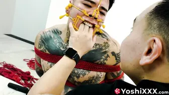 Yoshi kawasaki atado y amordazado en una sesión bdsm hardcore