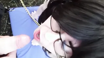 Travesti sissy con correa y meado encima antes de una mamada brutal...