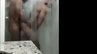 Tíos amateur tienen sexo apasionado a pelo en la ducha