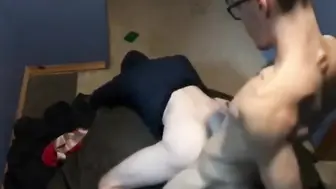 Nerd dotado folla a jock sin condón en video gay amateur