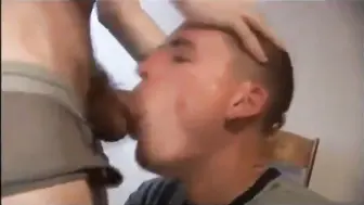 Nerd twink se la meten hasta el fondo de la garganta por un rubio d...
