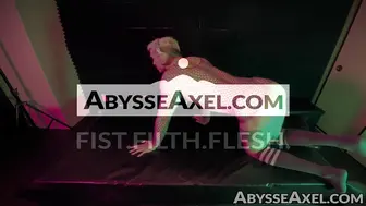 Axel estira su roseta y mete fresas bien adentro