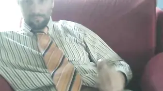 Papai urso amador se masturba de terno