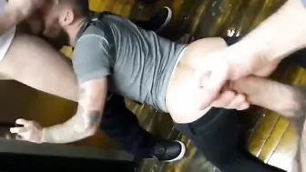 Rapaz hipster leva várias pirocas grandes em gangbang amador