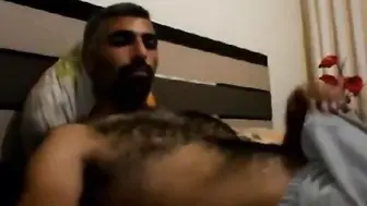 Papai peludo bate punheta no seu pau grosso e goza forte