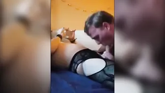 Travesti chupa y monta una gran polla de daddy al natural