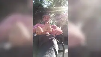 Joven se masturba al aire libre en el jardín