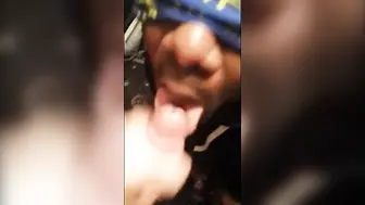 Twink negro faz boquete interracial e engole porra branca