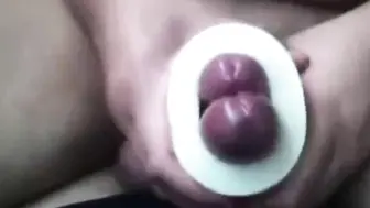 Twinks teilen sich einen masturbator und spritzen hart ab