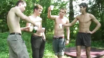 Hunks gays musculosos en follada grupal hardcore