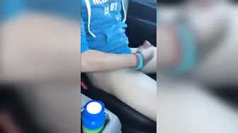 Dois caras amadores se masturbam e gozam num carro