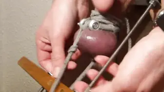 ट्विंक ने अपनी गेंद बांधी और घरेलू bdsm सोलो में स्क्रोटम खींचा