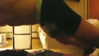 Muskulöser hunk mit großem schwanz fickt twink bareback