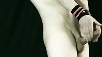 Gefesselter emo-femboy im crossdresser-outfit wichst großen schwanz...