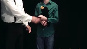 El joven jaden recibe su primer plug anal de un tipo musculoso