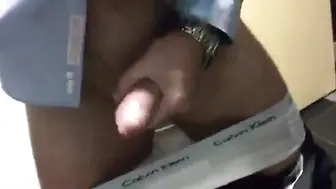 Papa mature se branle sa grosse bite ...