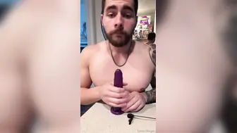 Chico musculoso y tatuado tyson se masturba la polla grande en webcam
