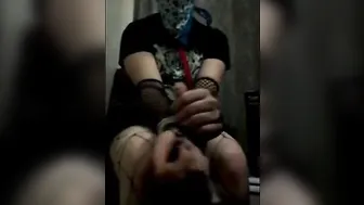 Twink gothique en auto-bondage avec bâillon-boule et fin baveuse