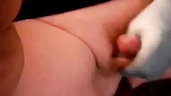 Solo amador brinca com brinquedo sexual no pau pequeno