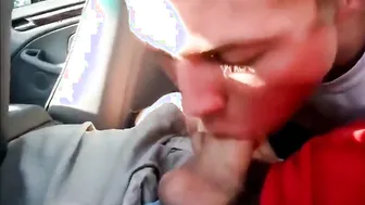 Jovem twink amador faz boquete no carro e engole porra
