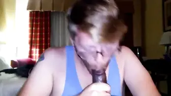 Hambriento hombre blanco chupa y masturba una gran polla negra