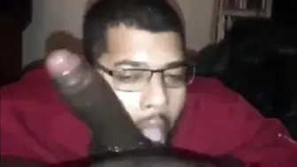 Tío amateur hace garganta profunda a gran polla negra en vídeo de m...