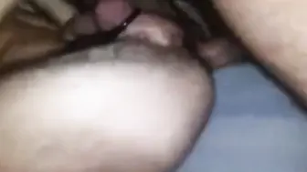 Amateur-haariges-paar bareback-fick mit großem schwanz und gaping