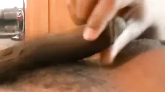 Negro amador sarado bate punheta com pau grande e goza