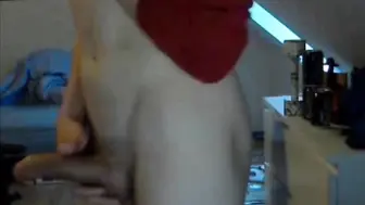 Amateur-twink wichst seinen harten schwanz bei einer solomasturbation