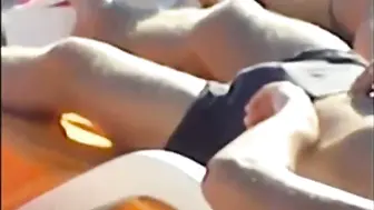 डैडीज़ पूल के किनारे अपने बड़े लंड दिखाते हैं