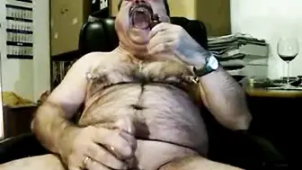 Urso peludo maduro se masturba e brin...