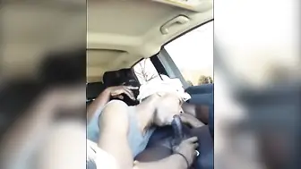 Travesti negro dá boquete apaixonado no carro