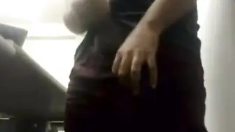 Papá brasileño se masturba su gran polla sin cortar en el trabajo