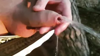 瘦弱小鲜肉户外公共场合撒尿，业余自慰