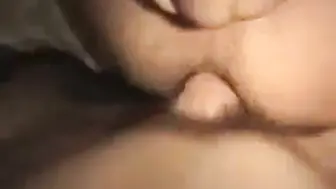 Amateur-stud nimmt großen schwanz beim rohen bareback-anal