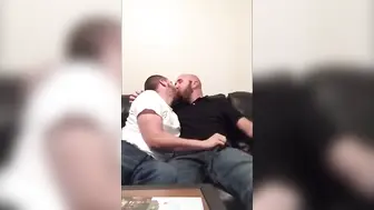 Urso daddy dá boquete sem camisinha para seu filhote
