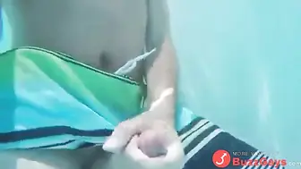 Tipo se masturba la polla grande junto a la piscina pública