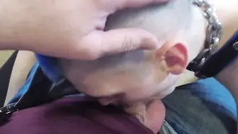 Ursão domina twink magro em sessão de boquete bdsm