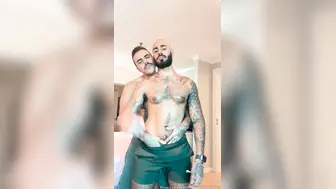 Papai latino peludo come motoqueiro tatuado em sessão anal amadora