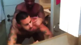 Hunks amateur follan a pelo en el baño