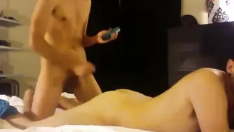 Meu namorado twink me fode sem camisinha com seu pau grande