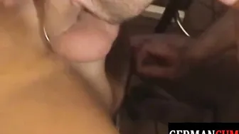 Jocks alemanes intercambian mamadas en un trio anal hardcore