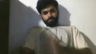 Gehängter inder wichst seinen großen schwanz vor der webcam
