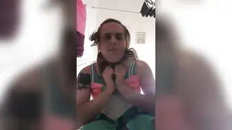 شاب متنكر منفرد يستمني ويقذف في الحمام