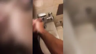 Amateur latino hardcore en baño con gaping y paja