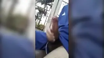 Jovem asiático com pau grande é masturbado por amigo mais velho