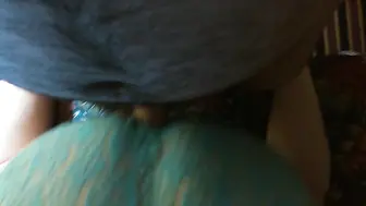 Travesti en bragas rotas es follado a pelo por papá mayor