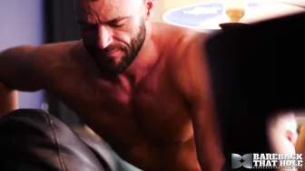 El daddy musculoso dallas steele folla a pelo al barbudo jake morgan