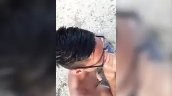 Jovencito da una mamada en la playa y recibe un creampie