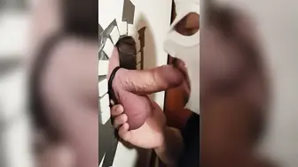 Amador chupa um pau grande através de um glory hole